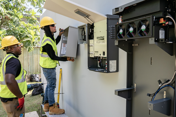 Técnicos certificados instalando sistema de respaldo Generac en Puerto Rico