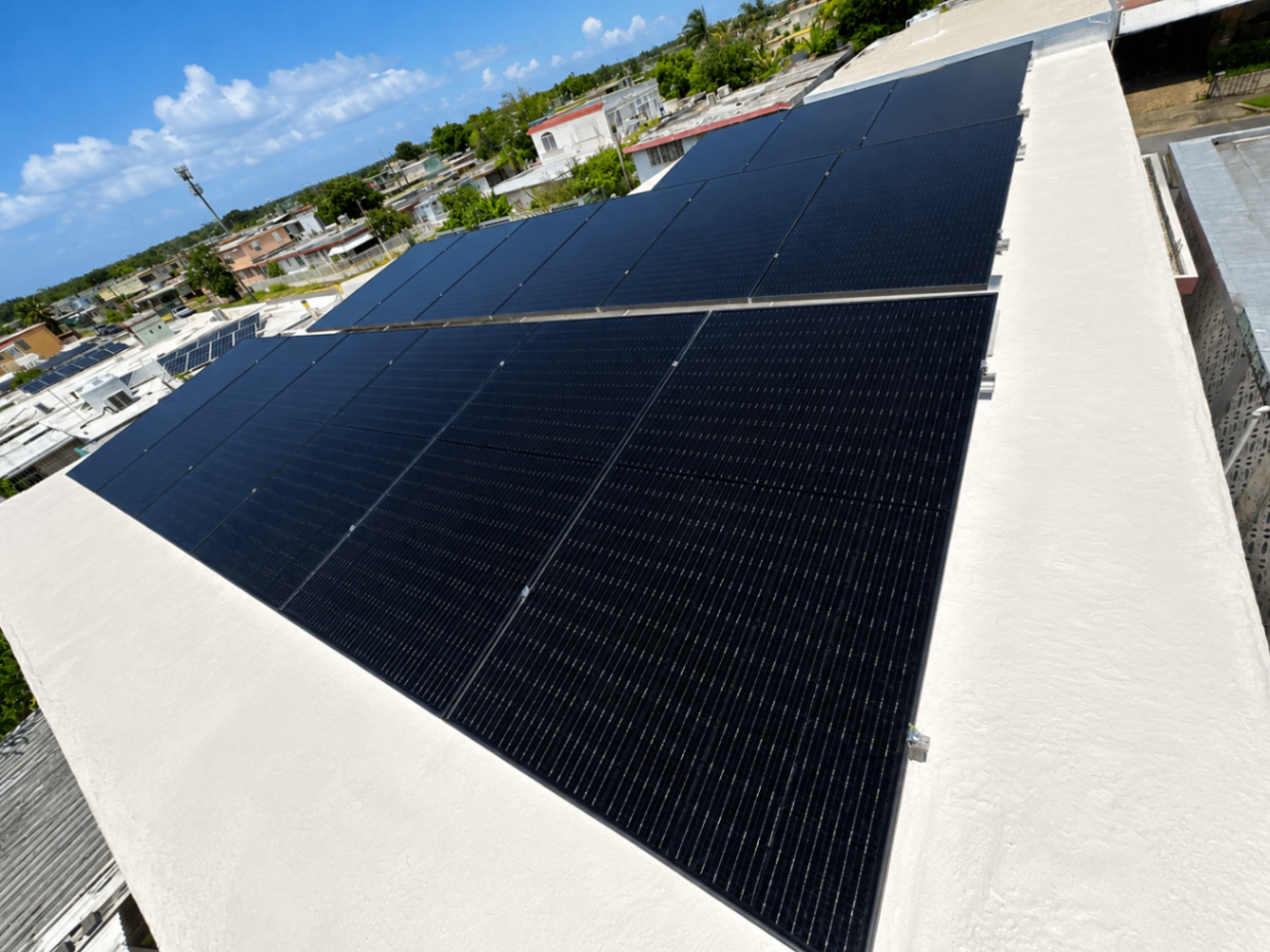 Arreglo solar amplio en techo residencial