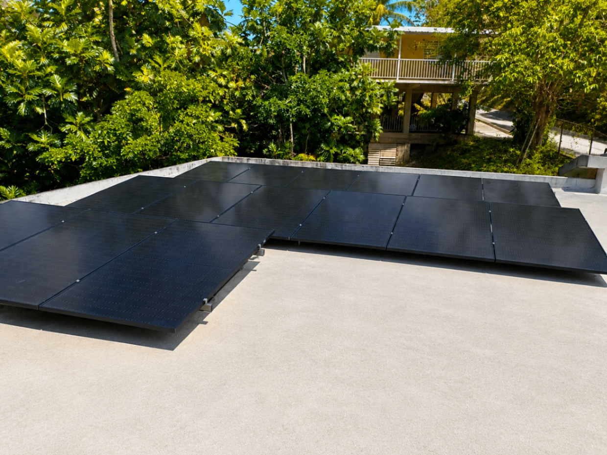 Sistema solar residencial de perfil bajo entre árboles
